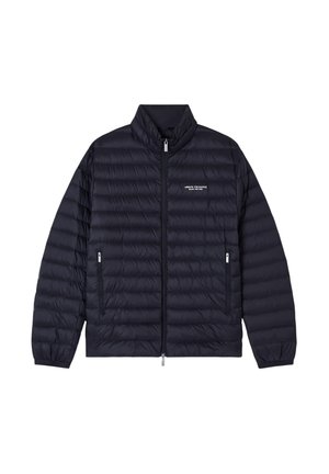 Giacca a vento di colore blu scuro, con design a righe orizzontali, colletto alto, chiusura con zip completa e due tasche laterali con zip.