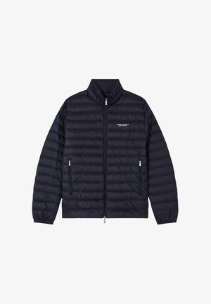 Giacca a vento di colore blu scuro, con design a righe orizzontali, colletto alto, chiusura con zip completa e due tasche laterali con zip.