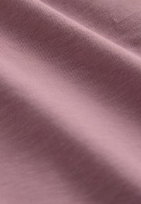 Pehme kangas, mis on veniv ja heledas lavendli toonis, omades siledat tekstuuri ja õrna läiget, sobib ideaalselt riiete või tekstiilitoodete valmistamiseks.