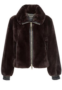 Brązowa kurtka bomberka z sztucznego futra o krótkiej długości, z zapięciem na zamek i szerokim kołnierzem. Wyposażona w elastyczne mankiety i boczne kieszenie. Detal w kolorze złotym.