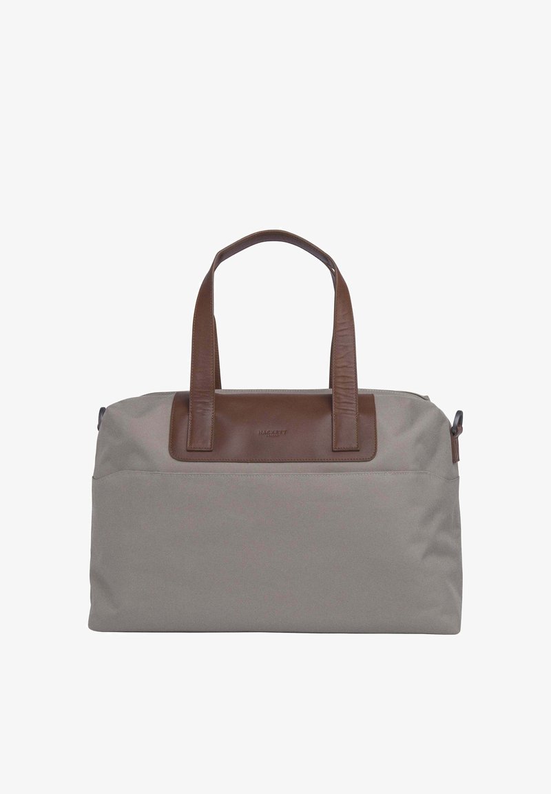 Harmaa kangaslaukku ruskeilla nahkaosilla. Sissä kaksi kahvaa ja vetoketjukiinnitys. Yksinkertainen muotoilu, ei näkyviä kuvioita tai lisävarusteita.