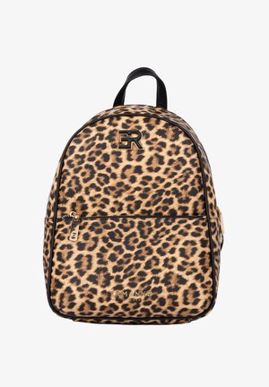 Zaino stampa leopardata con dettagli in pelle nera e tasca frontale con cerniera. Presenta un logo dorato prominente e una forma arrotondata.