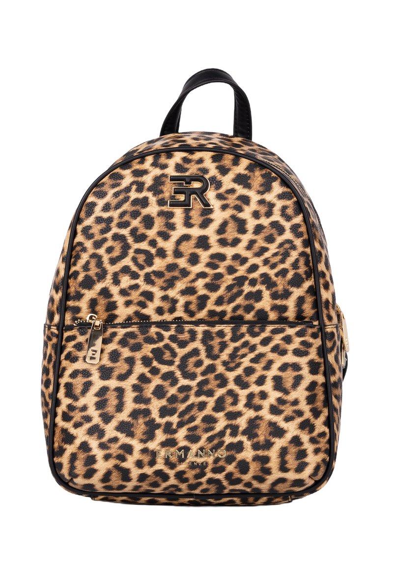 Zaino stampa leopardata con dettagli in pelle nera e tasca frontale con cerniera. Presenta un logo dorato prominente e una forma arrotondata.