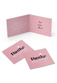 Roze set čestitki koja se sastoji od tri čestitke. Dvije sadrže natpis "Danke" u crnoj i bijeloj boji, dok jedna ima unutrašnji prostor za ručno napisanu poruku.