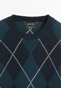 Donkerblauwe en turquoise kaki gebreide trui met wit gestikte diamantpatroon en geribde ronde halslijn, gelabeld Massimo Dutti, 100% katoen.