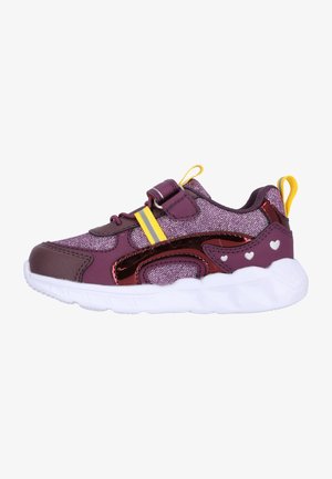 Lila Sport Schuh mit glänzender Überlagerung, gelben Akzenten und Herz-Details. Verfügt über einen sicheren Riemen, eine gepolsterte Sohle und strukturierten Stoff.