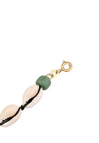 Justerbart armbånd med tre cremede cowrie-skaller, en grøn perle og hardware i guldfarve, samt et flettet sort snor.