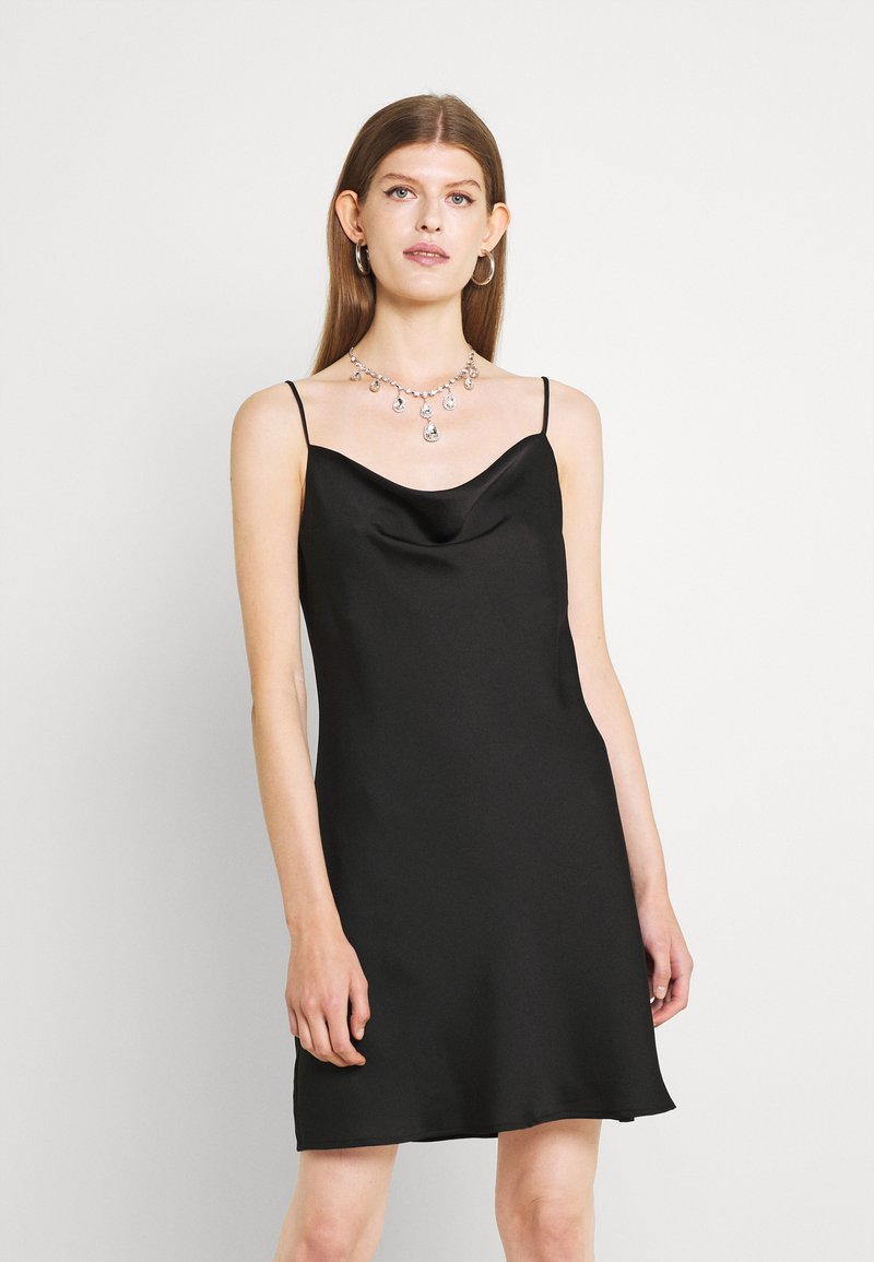 Vestido de cetim preto, com decote drapeado, alças finas e um corte solto. Apresenta uma textura suave e um design minimalista.