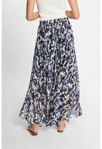 Falda maxi en tejido transparente con un patrón abstracto en azul, negro y blanco. Presenta una cintura elástica fruncida y una silueta fluida.