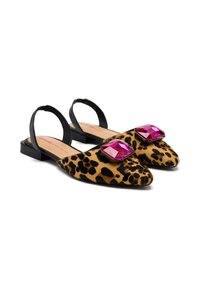 Ballerine slingback in stampa leopardata con punte appuntite, cinturini neri e grandi accenti di gioielli rosa sul vamp. Superficie in tessuto testurizzato.