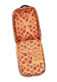 Schwarzer Koffer mit orangefarbenem Innenraum, ausgestattet mit runden Logos. Enthält elastische Riemen zur Sicherung von Gegenständen sowie eine Netzreißverschlusstasche zur Aufbewahrung.