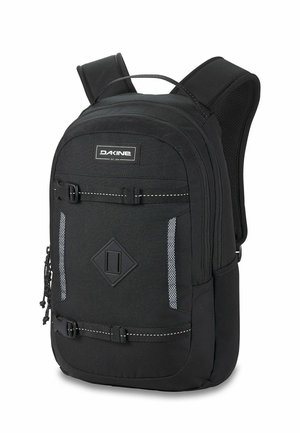 Schwarzer Rucksack aus strapazierfähigem Material, mit gepolsterten Schultergurten, diamantförmigen Akzenten und reflektierenden Details. Verfügt über mehrere Fächer und Reißverschlüsse.