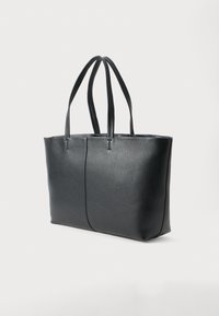 Sort læder tote taske med en glat overflade, rektangulær form, dobbelte hanke og uden synlig hardware eller accenter. Enkel design og funktionel.
