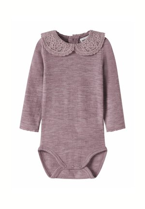 Babybody met lange mouwen in mauve kleur, met gestructureerde stof en een brede, geschulpte kanten kraag, voorzien van drukknopen bij het kruis.