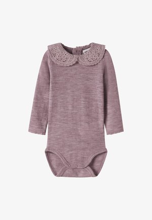 Langærmet baby body i lilla med struktureret stof og en bred, bølget blondekrave, med trykknapper i skridtet.