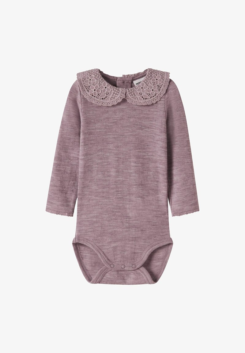 Body bébé mauve à manches longues en tissu texturé avec un large col en dentelle festonné, doté de boutons-pression à l'entrejambe.