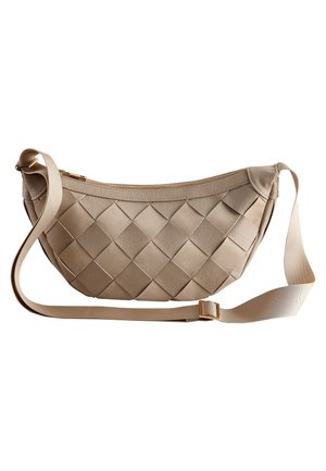 Beige Lederhandtasche mit geflochtenem Muster, geschwungener Form, Reißverschluss und verstellbarem Stoffriemen mit goldfarbener Schnalle.