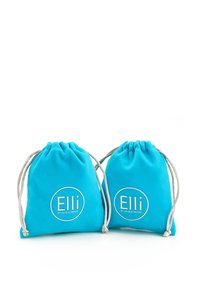 To små snørebåndsposer i lyse turkis stof, hver med et rundt logo "Elli" i hvid, der har et sølvfarvet snørebånd.