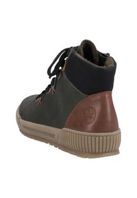 Baskets montantes en cuir vert foncé avec des accents marron et une semelle en caoutchouc texturé. Dotées d'un col noir et d'œillets multicolores.