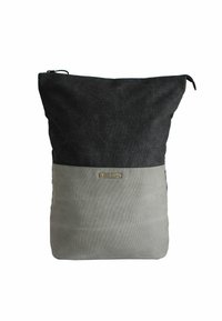 Zaino in tessuto grigio e nero con un design semplice, caratterizzato da una superficie testurizzata, chiusura con zip e un logo in metallo sul davanti.