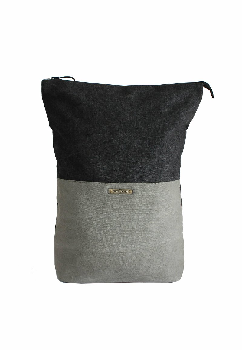 Zaino in tessuto grigio e nero con un design semplice, caratterizzato da una superficie testurizzata, chiusura con zip e un logo in metallo sul davanti.