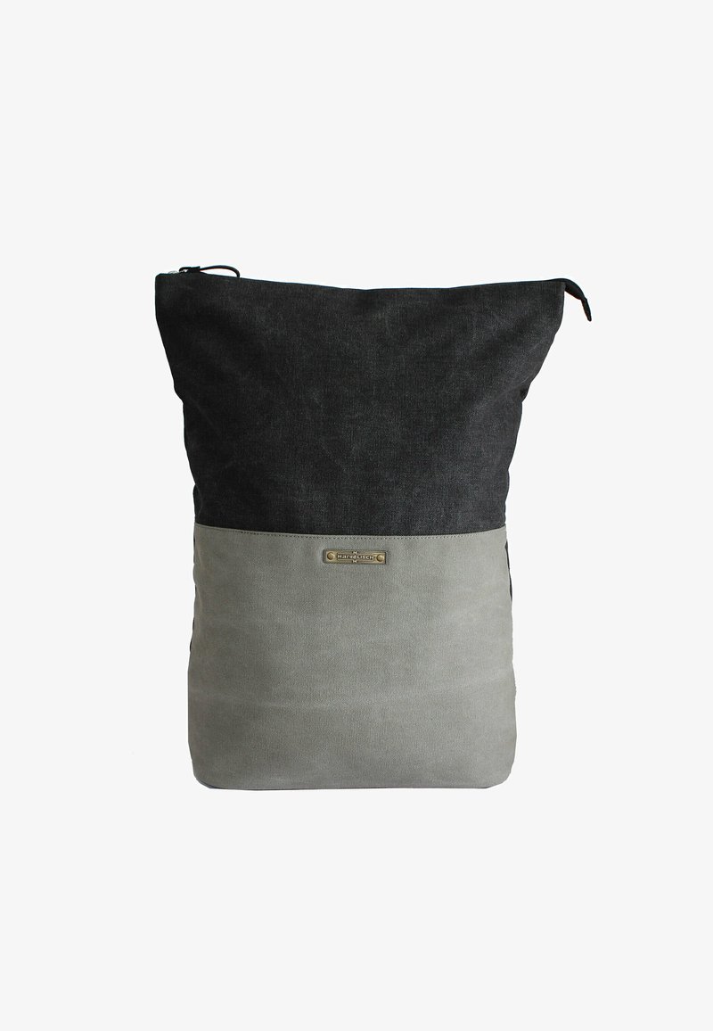 Zaino in tessuto grigio e nero con un design semplice, caratterizzato da una superficie testurizzata, chiusura con zip e un logo in metallo sul davanti.