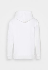 Biely hoodie s jemnou textúrou, vybavený kapucňou so šnúrkami, dlhými rukávmi a zipsovým vreckom na ľavom ramene. Jednoduchý dizajn.