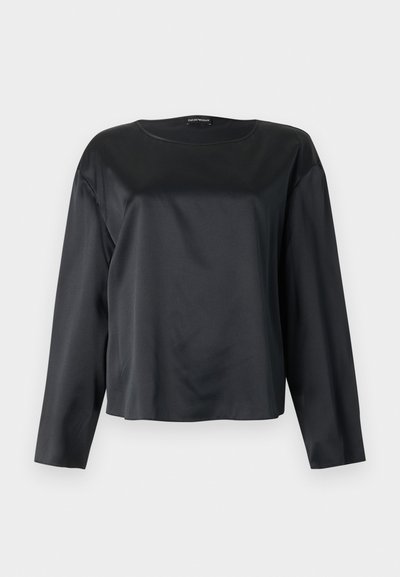 Μαύρο σατέν μπλούζα με μακριά μανίκια, στρογγυλή λαιμόκοψη και χαλαρή εφαρμογή, απλωμένη επίπεδα σε φωτεινό φόντο.