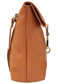 Borsa in pelle marrone con una forma strutturata, caratterizzata da un lato piatto, un pattino superiore e un accento in hardware tono oro. Texture liscia.