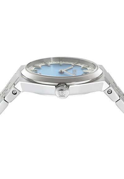 Montre-bracelet en métal argenté avec cadran bleu clair, index argentés et couronne logo sur le côté, présentée de profil.