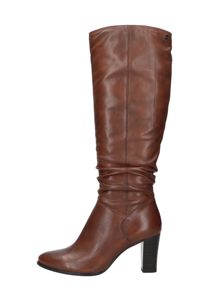 Botte en cuir marron montante avec un design flou, bout carré et talon épais. Texture lisse avec des détails matériels minimaux.