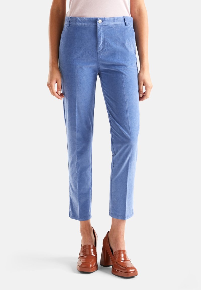 Ljusblå byxor i bomullsblandning med rak bendesign, framfickor och knäppning i midjan. Slät textur, skräddarsydd passform.