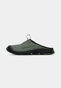 Grønn slip-on sko med teksturert overflate, svarte detaljer, kurvet design og en robust såle. Har en bakre pull-tab for enkel påkledning.