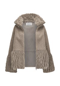Taupe Zip-Jacke mit gemischtem Kunstpelz und langhaarigem, wuscheligen Texturen am Kragen, an den Ärmelbündchen und am Saum, offen auf einem weißen Hintergrund gezeigt.