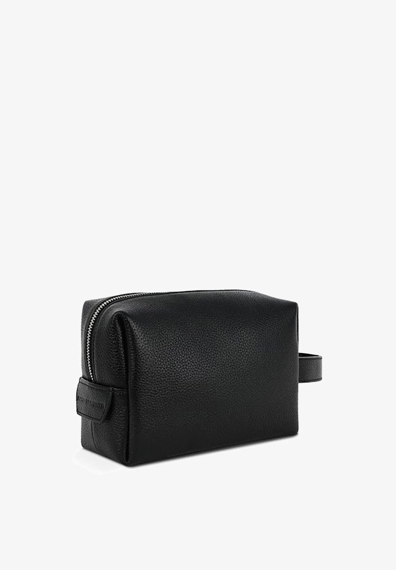Czarna, teksturowana skórzana prostokątna kosmetyczka z zamkiem błyskawicznym i uchwytem bocznym, widziana pod lekko kątem na białym tle.