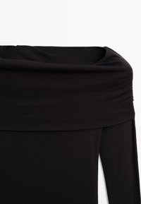 Schwarzes schulterfreies Kleid mit drapiertem Ausschnitt, weichem Stoff und langen Ärmeln. Einfaches Design mit figurschmeichelnder Silhouette.