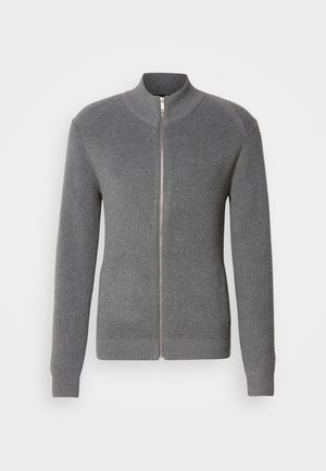 Grå lynlås sweater med ribbet tekstur, høj krave og lange ærmer; har en metal lynlås og en tætsiddende kant.