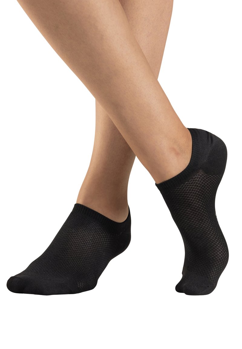 Schwarze Knöchelsocken aus einem strukturierten, atmungsaktiven Material, mit einem tiefen Schnitt, der den Knöchel freilegt.