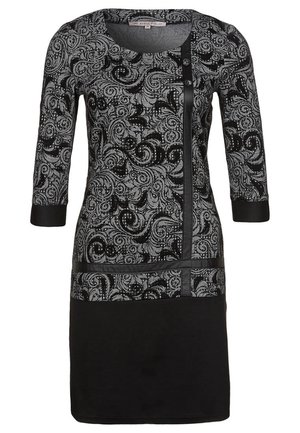 Robe noire et grise avec un motif tourbillonnant, manches trois-quarts, col rond et accent en faux cuir le long de la fermeture éclair avant.