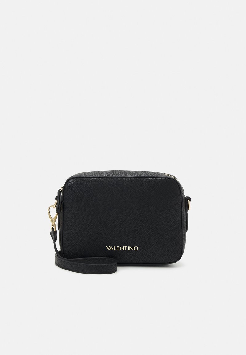 Borsa a tracolla nera in pelle con finitura texturizzata. Presenta un accento del logo dorato e una tracolla rimovibile. Design compatto e rettangolare.
