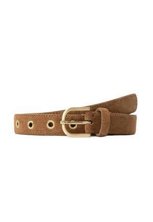 Ceinture en daim marron avec boucle ovale dorée et plusieurs œillets dorés, roulée et présentée sur fond blanc.