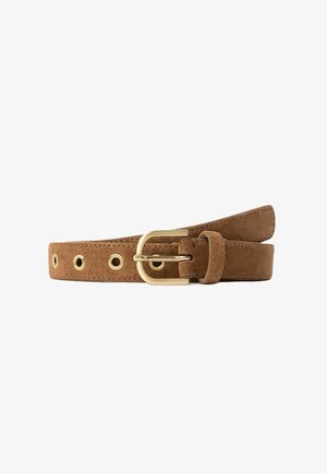 Ceinture en daim marron avec boucle ovale dorée et plusieurs œillets dorés, roulée et présentée sur fond blanc.