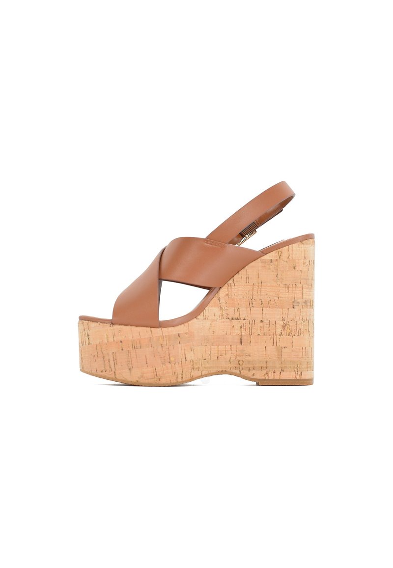 Sandali con zeppa in finta pelle marrone, dotati di una piattaforma in sughero, con un design a intaglio e una fascia regolabile sul retro.