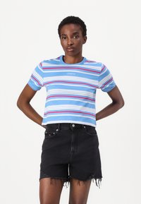 Gestreepte blauwe t-shirt met korte mouwen en rode en witte lijnen, voorzien van een ronde hals en een klein logo, gecombineerd met zwarte denim shorts.