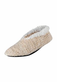 Beżowy, dziany kapcie z miękką białą podszewką z futra, spiczastym noskiem i czarną podeszwą, ozdobione teksturowanym, plecionym wzorem.