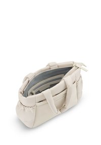 Beige laukku, joka on päällystetty tilkkutäkillä, jossa on kaksi pääkahvaa ja vetoketjukiinnitys. Sisäpuolella on useita lokeroita ja sileä harmaa vuori.