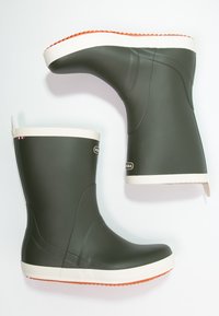 Botas de lluvia de goma verde oscuro con bordes de goma blanca y suelas texturizadas naranjas. Diseño curvado con lengüetas para facilitar el calzado.