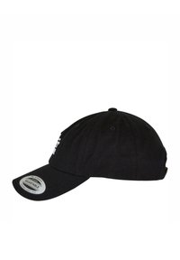 Casquette de baseball noire en coton avec une visière incurvée, une sangle ajustable et un logo sur le devant. Coutures plates et construction à six panneaux.