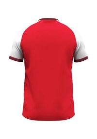 Maillot de sport rouge avec des manches blanches, col rond et bord maroon. Tissu lisse avec une coupe décontractée, présentant un design uni.