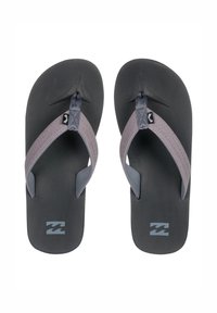 Zwarte flip-flops met een textured zool, grijze stoffen banden en een blauw logo op de voetbed. De band heeft een geweven ontwerp voor extra detail.